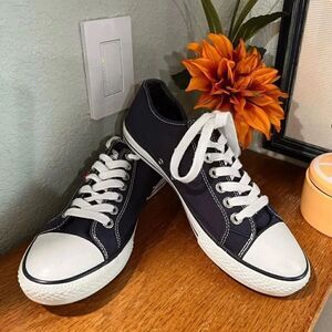 NWOT Men’s Levi Strauss & Co Blue and White Sneakers.